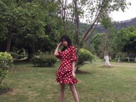 V领波点清新连衣裙,穿出法式小浪漫