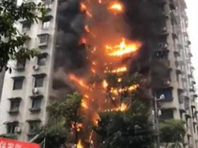 重庆居民楼起火，有十几层都可见明火