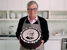 盖茨亲手做蛋糕祝福巴菲特90岁生日